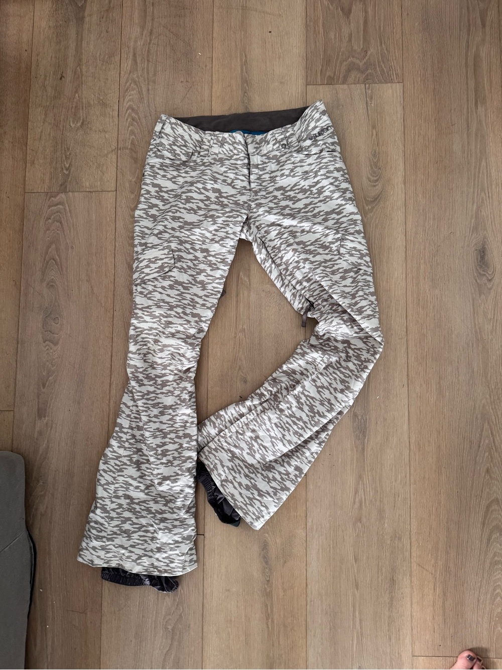 LIKE NEW Burton The White Collection Women’s Snowboard Pants M Camo DRYRIDE
